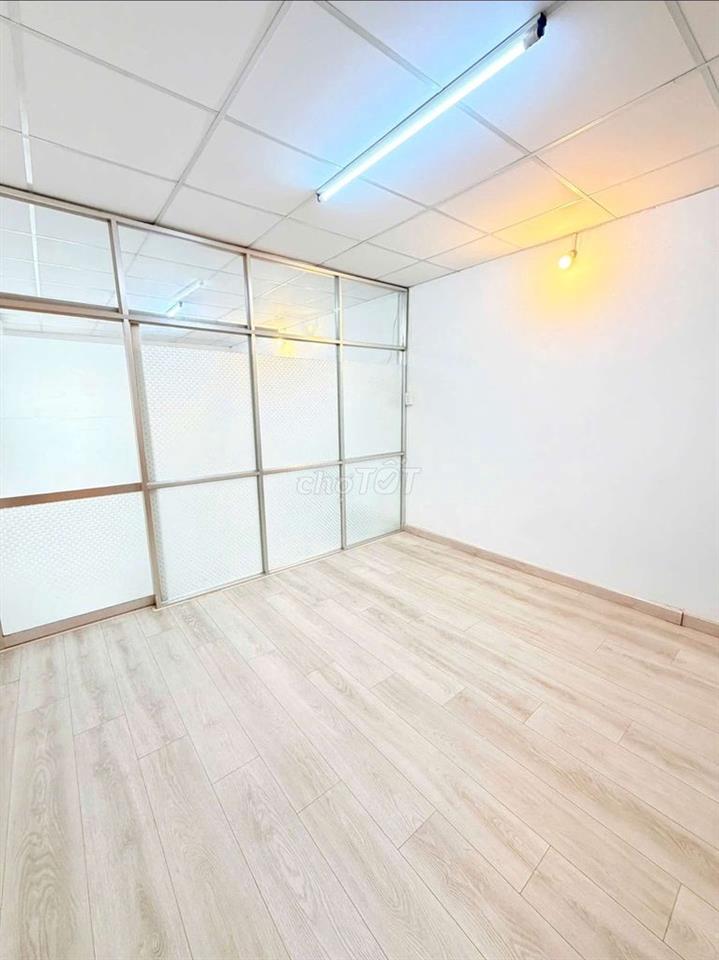 Nhà 50m2  Hẻm  một sẹc cách đường HVB 20m  nở hậu , có sân rộng 4m  