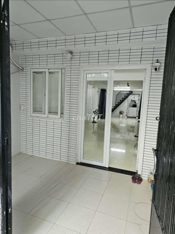 Nhà 50m2  Hẻm  một sẹc cách đường HVB 20m  nở hậu , có sân rộng 4m  