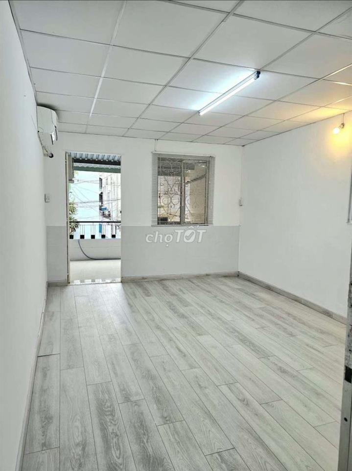 Nhà 50m2  Hẻm  một sẹc cách đường HVB 20m  nở hậu , có sân rộng 4m  