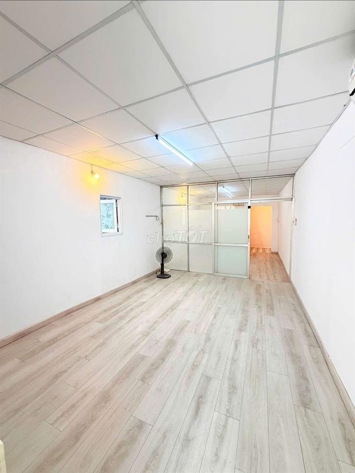 Nhà 50m2  Hẻm  một sẹc cách đường HVB 20m  nở hậu , có sân rộng 4m  