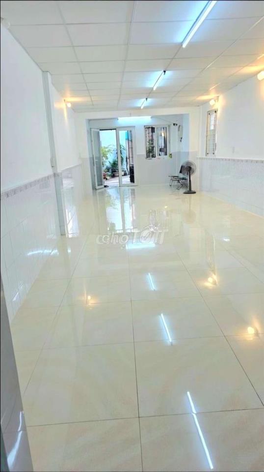 Nhà 50m2  Hẻm  một sẹc cách đường HVB 20m  nở hậu , có sân rộng 4m  
