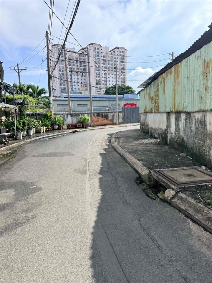 Bán Nhà Luỹ bán Bích 27M2 Ngang 6M Căn góc hẻm 🚘 dân cư yên tỉnh, bên