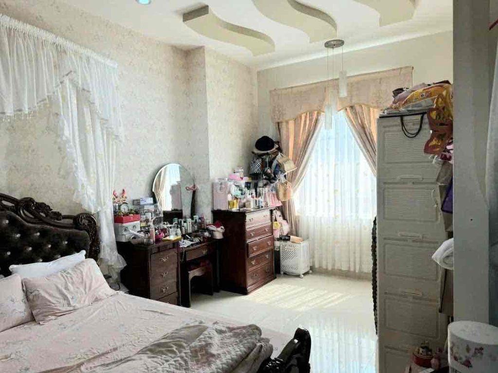 Nhà từ 28 tỷ giảm còn 18.5 tỷ ( ngang 7.6m x 33m )