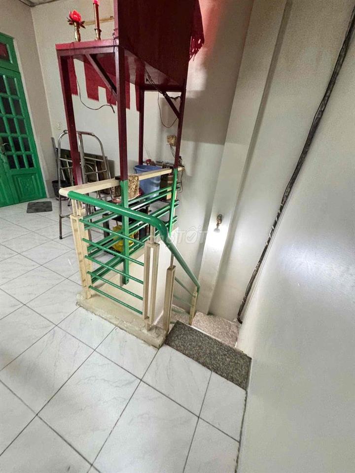 Nhà rất ngon , 3 Tầng - dt rộng ở tầm 5-6 người
