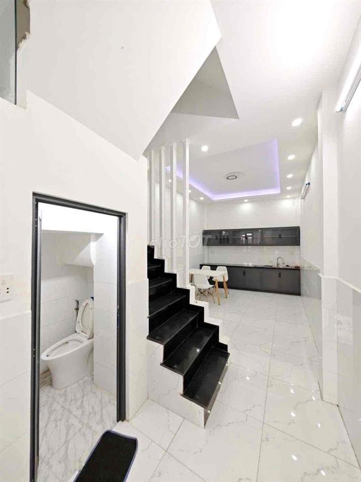 Không có căn thứ 2 trong khu vực