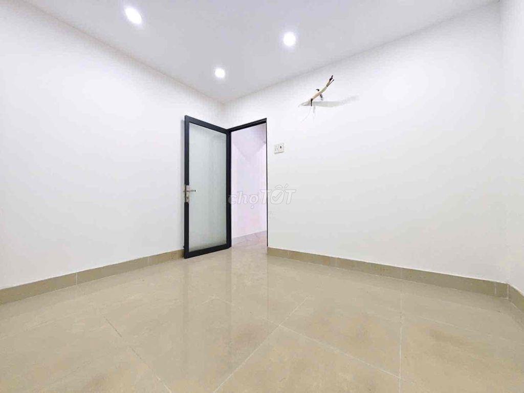 Không có căn thứ 2 trong khu vực