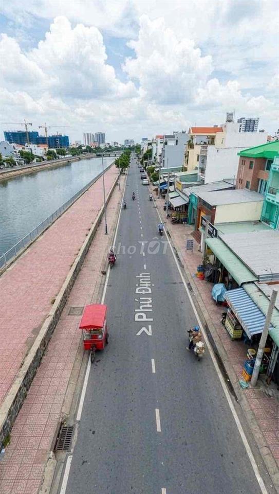 Không có căn thứ 2 trong khu vực , vua dòng tiền