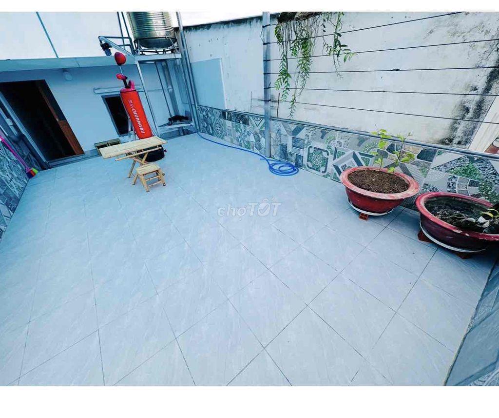 bán nhà gác lững hẻm xe hơi , có sân thượng .