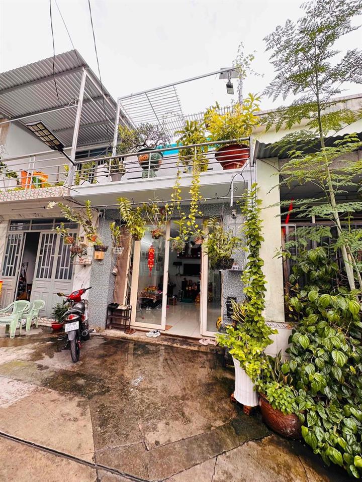 bán nhà gác lững hẻm xe hơi , có sân thượng .