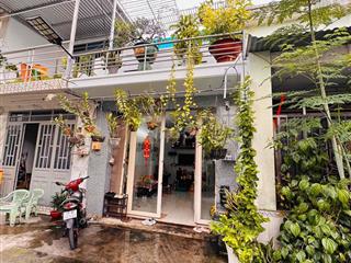bán nhà gác lững hẻm xe hơi , có sân thượng .
