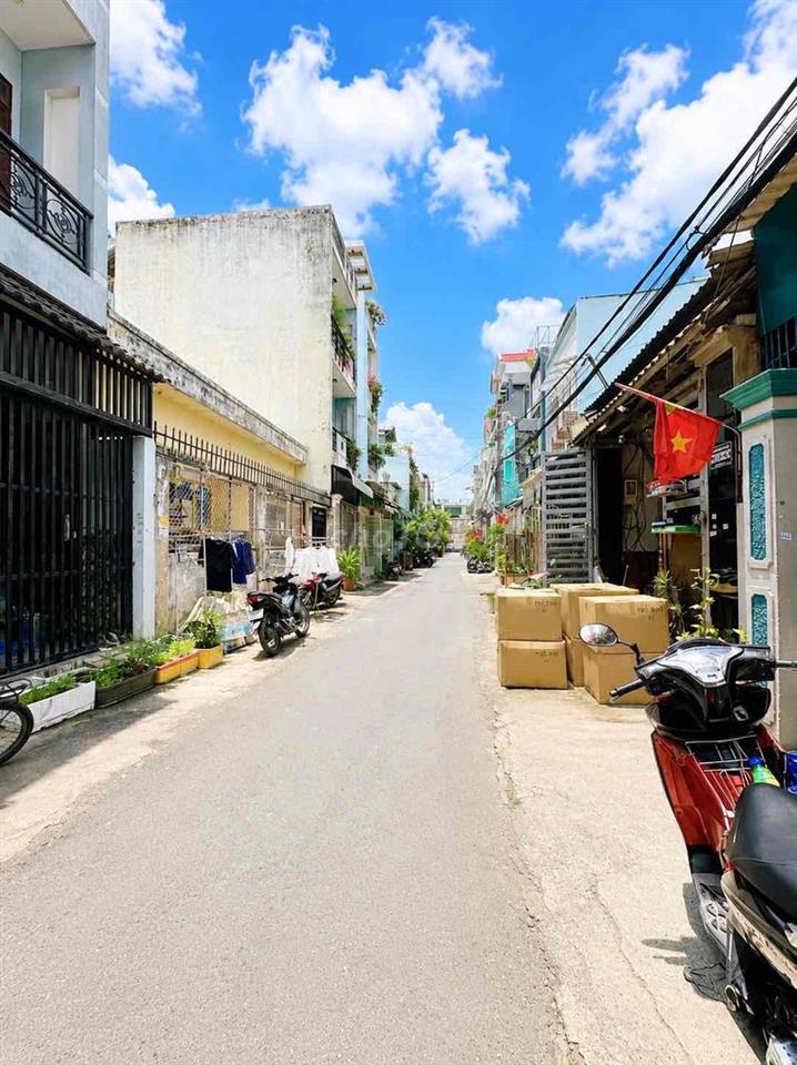 Nhà 2 mặt tiền , 3,5 lầu đúc kiên cố , Chính chủ