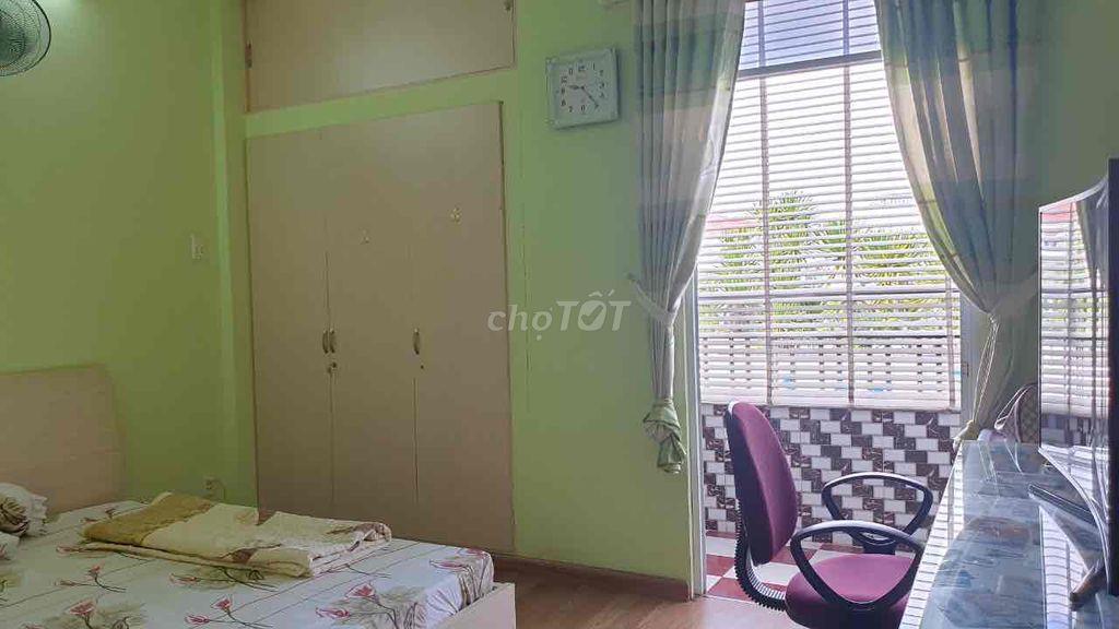 Chung cư  Lô D Lạc Long Quân - Chợ hoa Đầm Sen