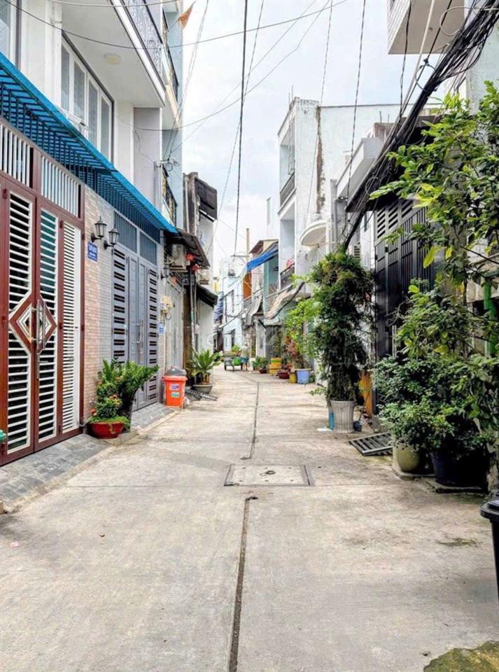 Bình Tân - Nhà 3 Tầng -28m2 - HXH - Giá 2Tỷ Nhỉn