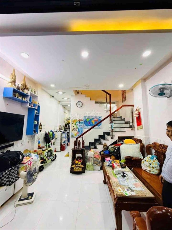 chủ cần bán gấp nhà Ngay Emart phan huy ích