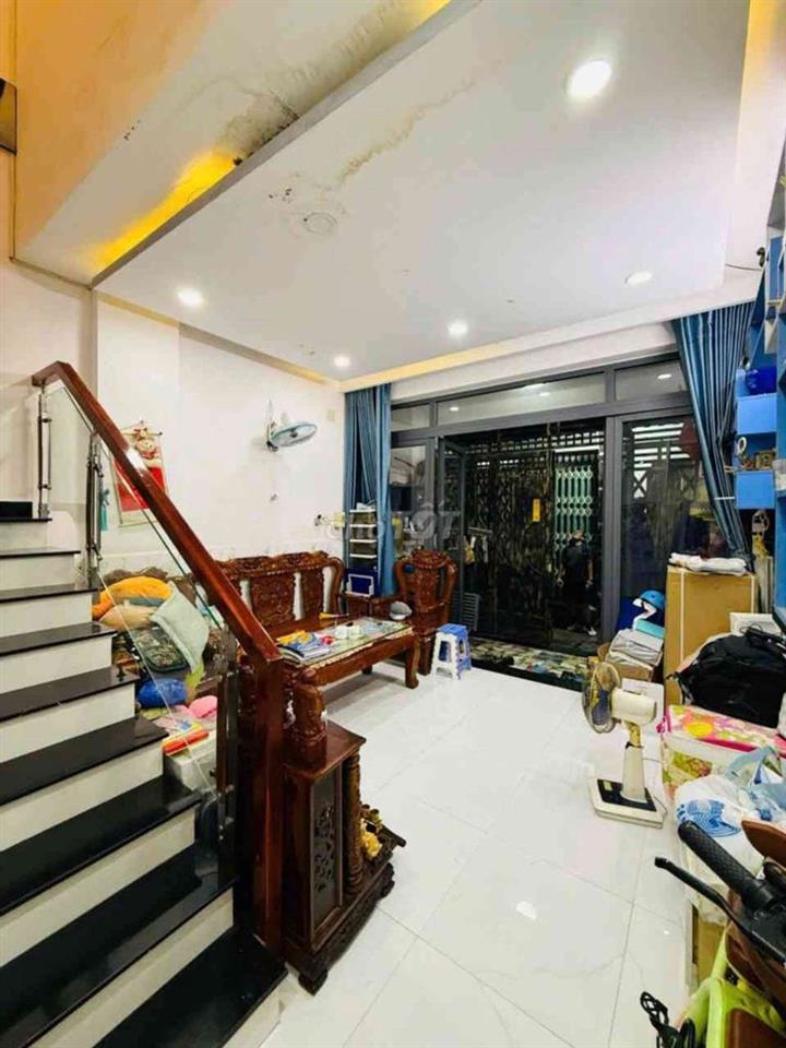 chủ cần bán gấp nhà Ngay Emart phan huy ích
