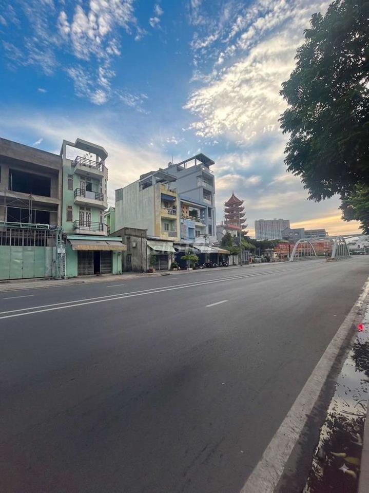 CHỈ 7.5 TỶ NHÀ MTKD ĐƯỜNG 20M , NGANG 5.5M TẠI ĐẦM SEN PARK