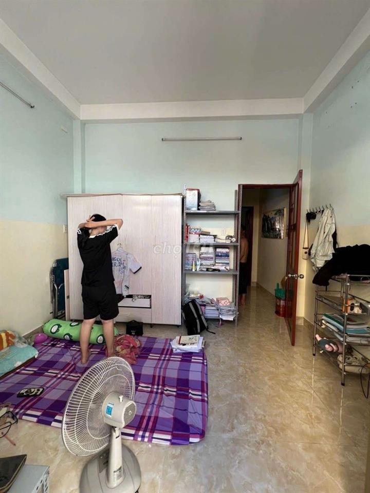 Ngay Lê Văn Quới, ngang 4 dài 12. 3 tầng.cách vài bước ra mặt tiền.