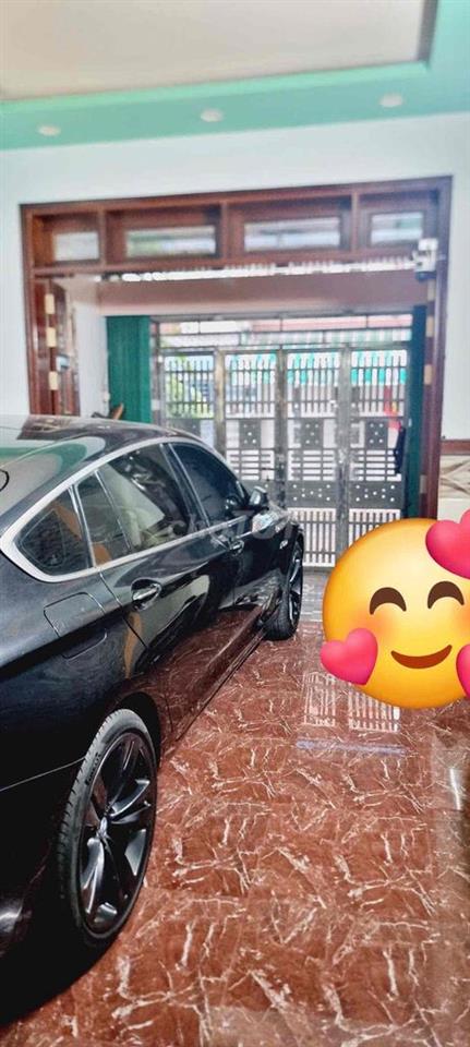 Nhà đẹp và sang, nội thất gỗ cao cấp. Khu an ninh, dân trí cao. Không