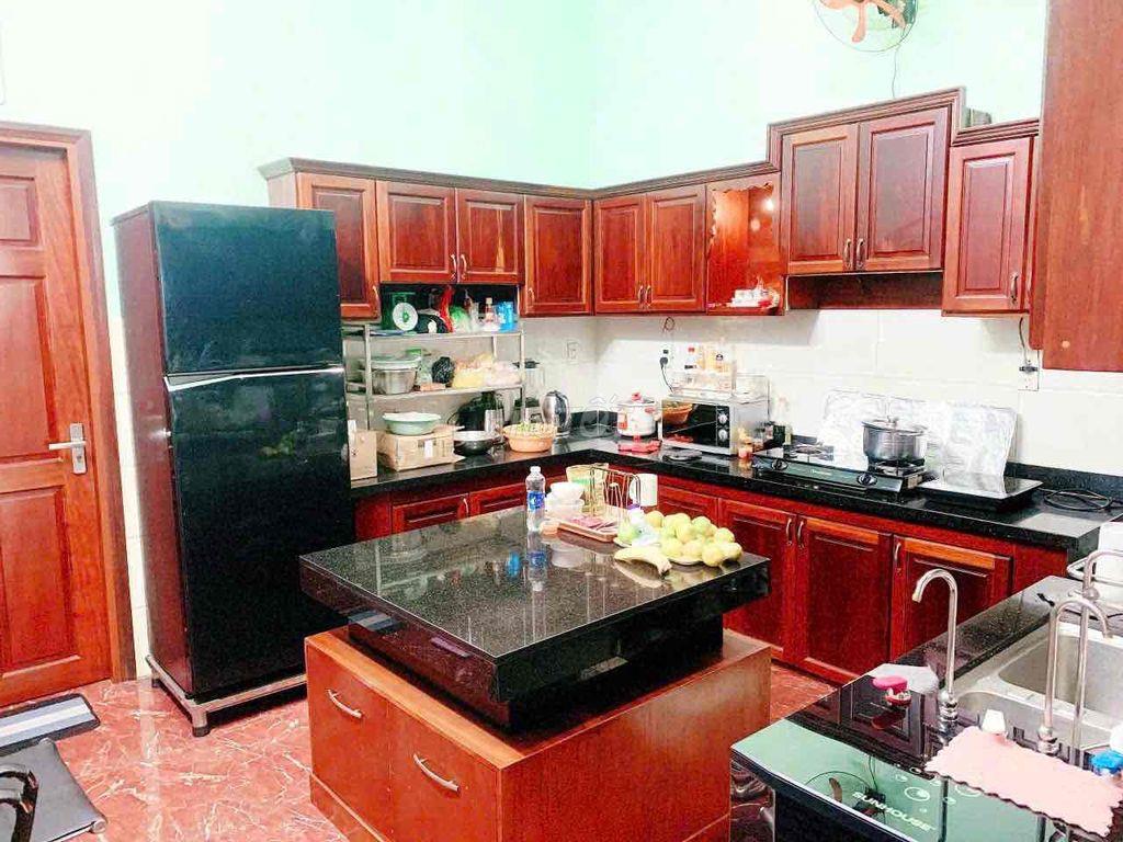 Nhà đẹp và sang, nội thất gỗ cao cấp. Khu an ninh, dân trí cao. Không