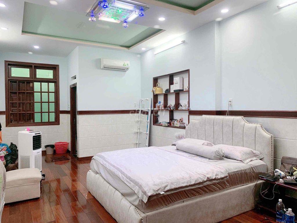 Nhà đẹp và sang, nội thất gỗ cao cấp. Khu an ninh, dân trí cao. Không