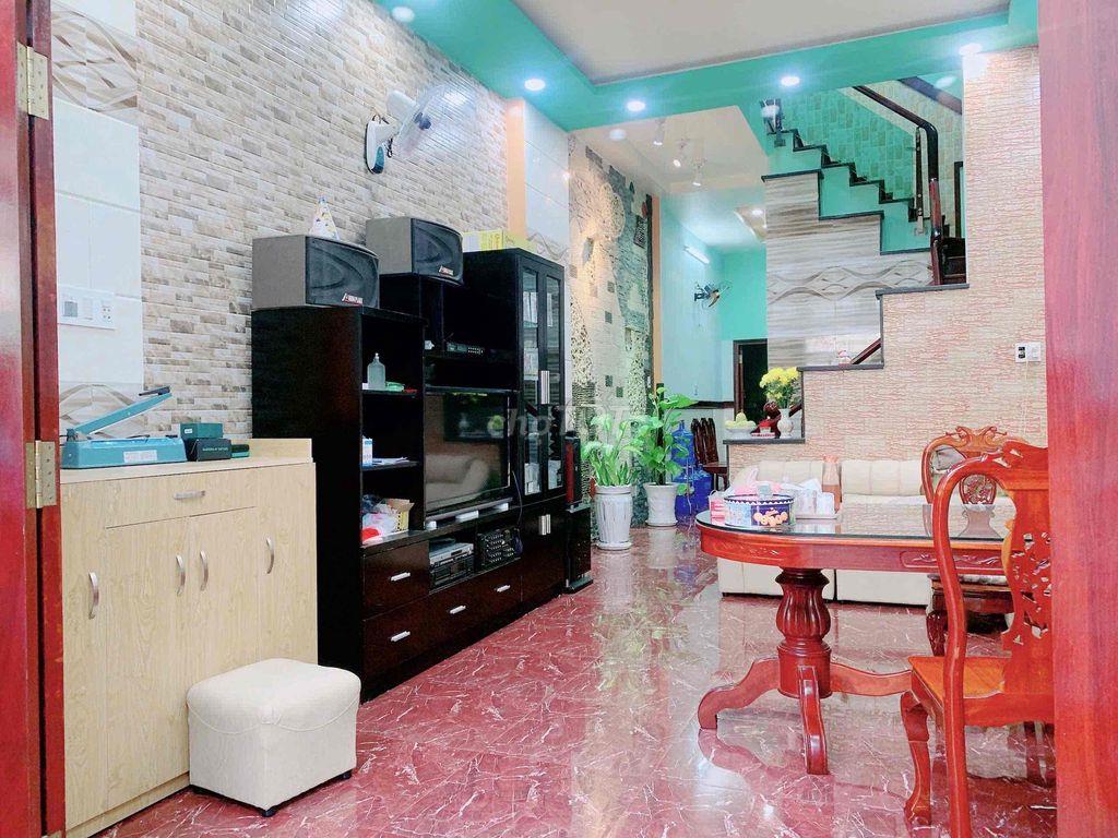 Nhà đẹp và sang, nội thất gỗ cao cấp. Khu an ninh, dân trí cao. Không