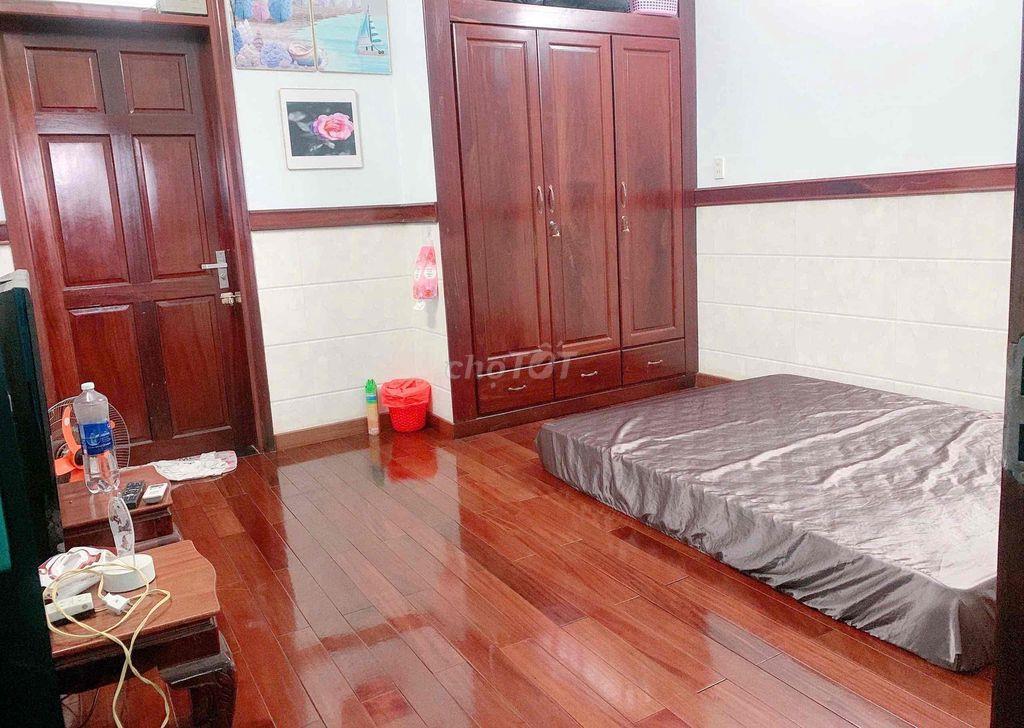 Nhà đẹp và sang, nội thất gỗ cao cấp. Khu an ninh, dân trí cao. Không