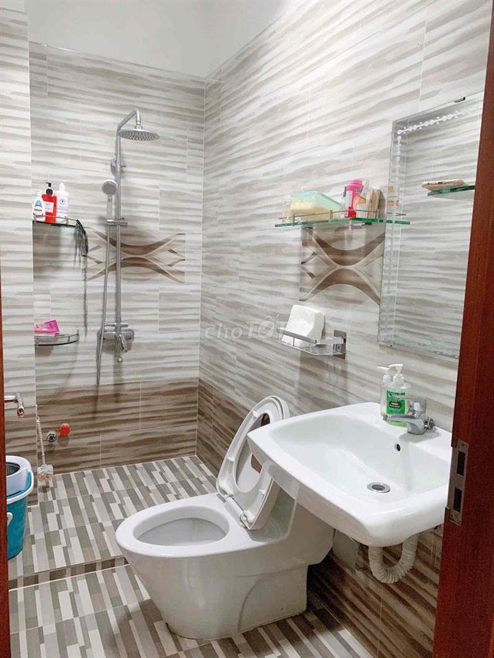 Nhà đẹp và sang, nội thất gỗ cao cấp. Khu an ninh, dân trí cao. Không