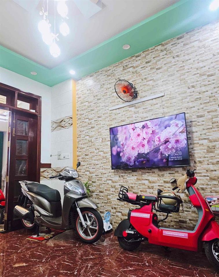 8 tỷ 050 triêu. NHÀ ĐẸP , NỘI THẤT GỖ CĂM XE và GÕ ĐỎ. KHÔNG NGẬP NƯỚC