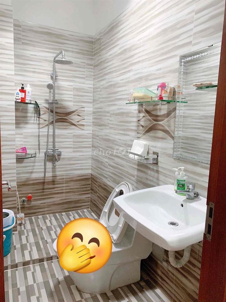8 tỷ 050 triêu. NHÀ ĐẸP , NỘI THẤT GỖ CĂM XE và GÕ ĐỎ. KHÔNG NGẬP NƯỚC