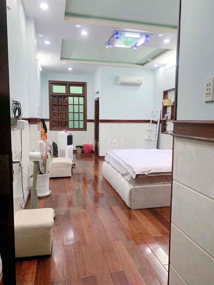 8 tỷ 050 triêu. NHÀ ĐẸP , NỘI THẤT GỖ CĂM XE và GÕ ĐỎ. KHÔNG NGẬP NƯỚC