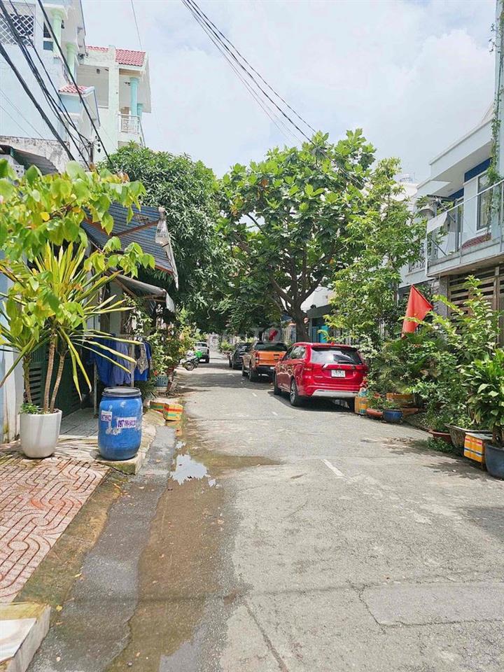 8 tỷ 050 triêu. NHÀ ĐẸP , NỘI THẤT GỖ CĂM XE và GÕ ĐỎ. KHÔNG NGẬP NƯỚC