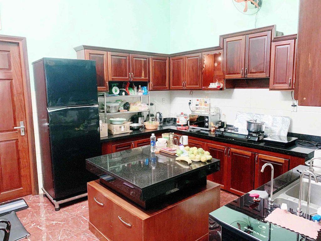 8 tỷ 050 triêu. NHÀ ĐẸP , NỘI THẤT GỖ CĂM XE và GÕ ĐỎ. KHÔNG NGẬP NƯỚC