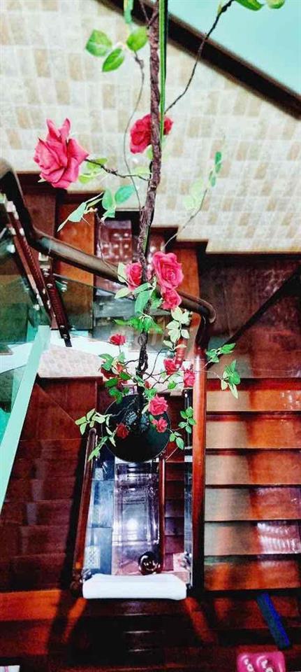 8 tỷ 050 triêu. NHÀ ĐẸP , NỘI THẤT GỖ CĂM XE và GÕ ĐỎ. KHÔNG NGẬP NƯỚC