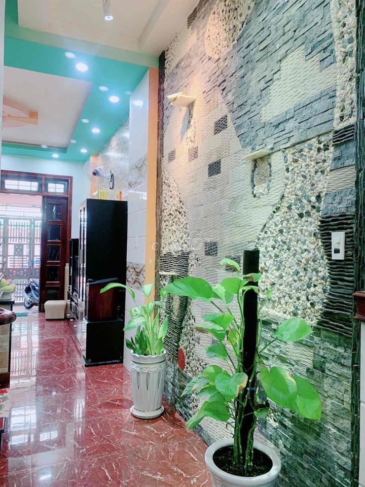 8 tỷ 050 triêu. NHÀ ĐẸP , NỘI THẤT GỖ CĂM XE và GÕ ĐỎ. KHÔNG NGẬP NƯỚC