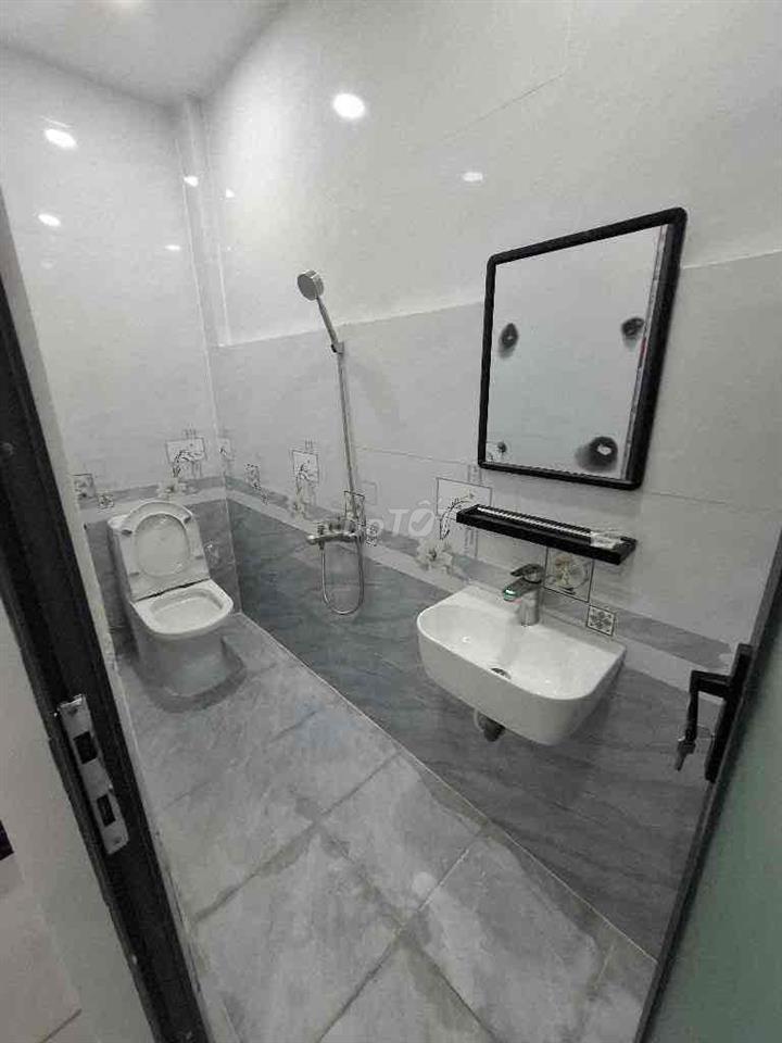 TÔI BÁN NHÀ NGÃ 4 BỐN XÃ 32.2M2 HẺM XE HƠI - 3 PN