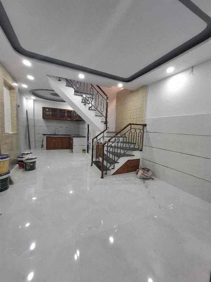 TÔI BÁN NHÀ NGÃ 4 BỐN XÃ 32.2M2 HẺM XE HƠI - 3 PN