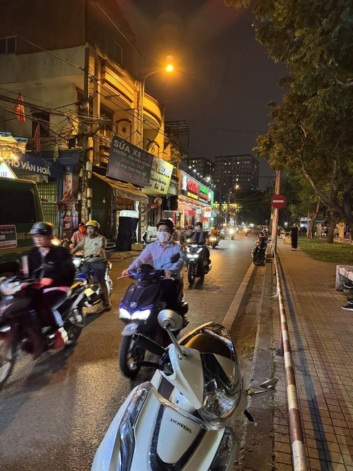 NHÀ MT KÊNH NƯỚC ĐEN, KD ĐÔNG ĐÚC SẦM UẤT SUỐT NGÀY ĐÊM, SÁT TÂN PHÚ