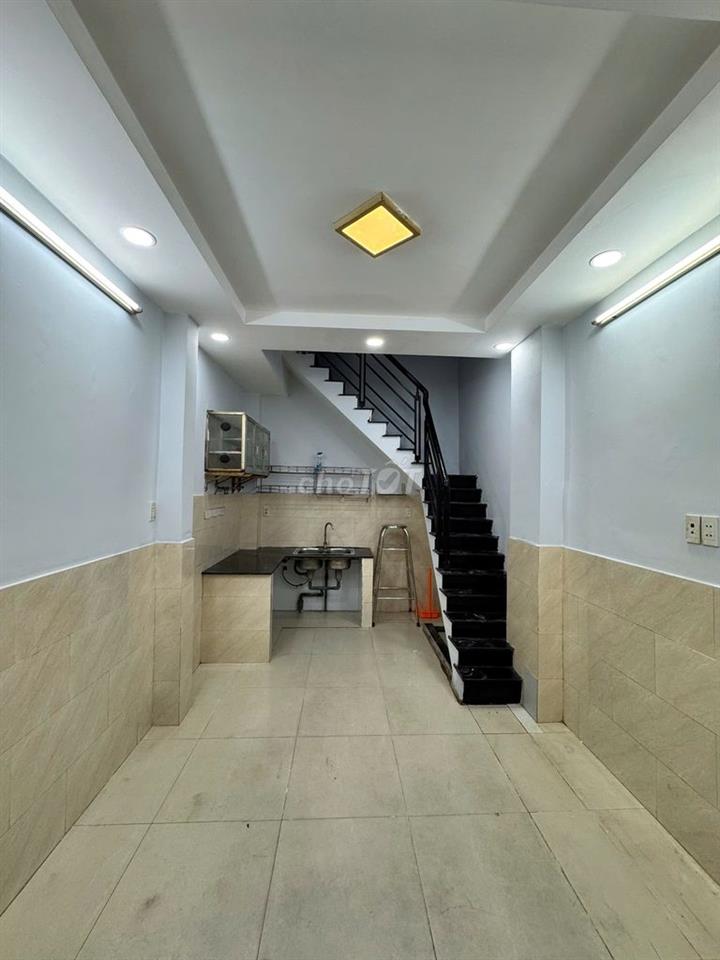 NHÀ SẠCH Ở NGAY 2PN 2WC LẠC LONG QUÂN GẦN CHỢ VẢI TÂN BÌNH