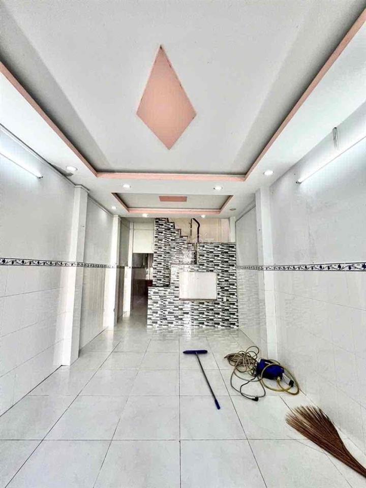 gấp bán nên mới có giá rẻ bất ngờ.2 tầng,tỉnh lộ 10,bình tân.