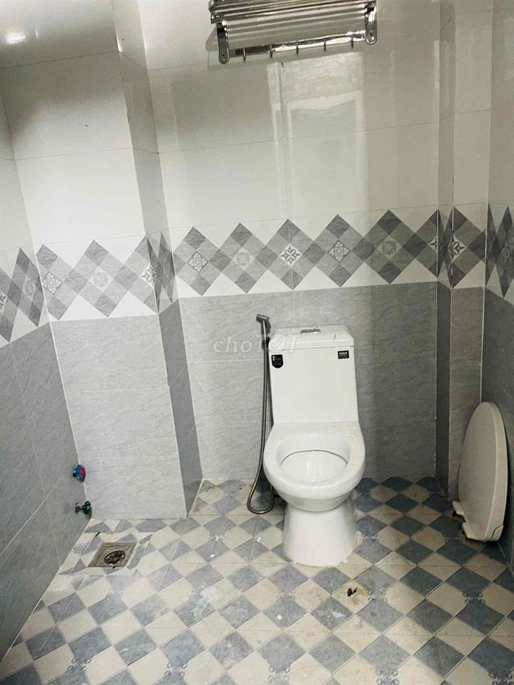 hẻm bờ bao Tân thắng .dt:4x18m trệt 3 lầu sân thượng mới