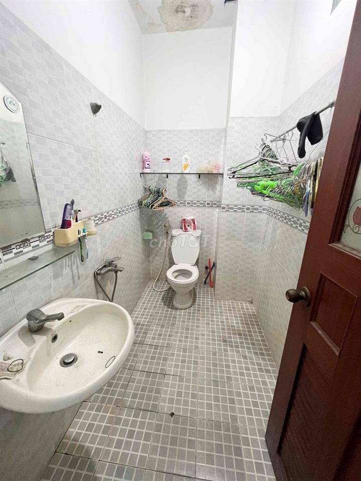 15 triệu nhà nguyên căn hẻm xe hơi vườn lài  Diện tích : 4x18m trệt 3