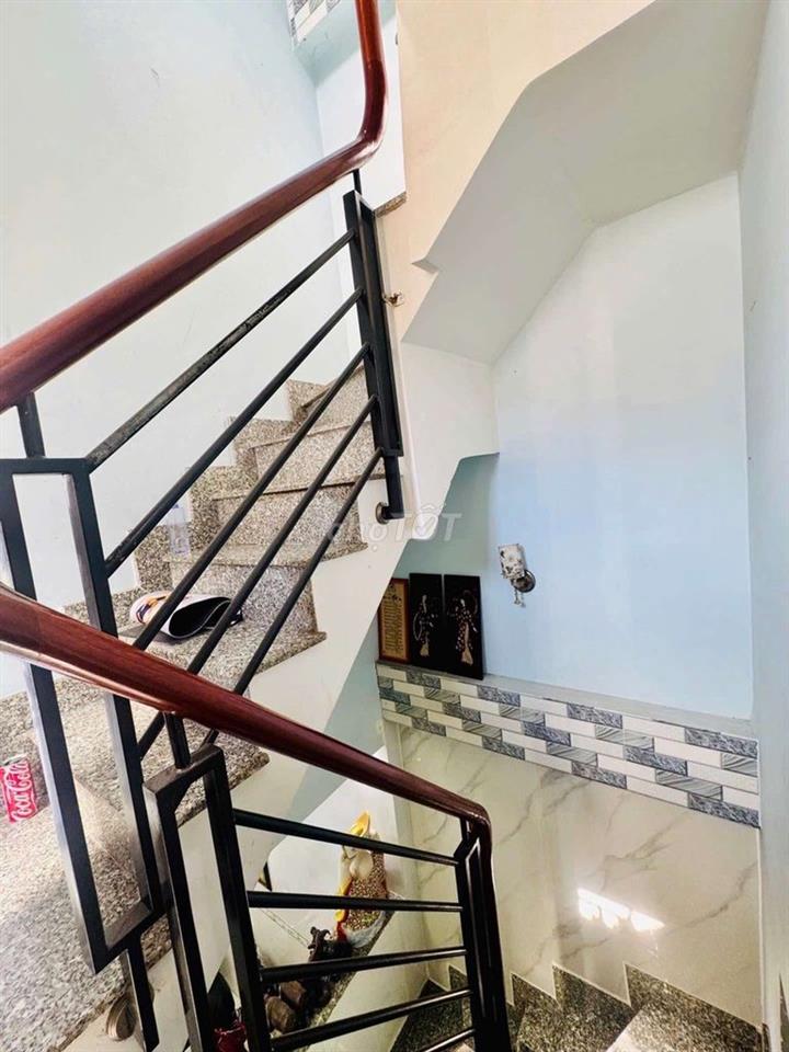 Nhà 3 Tầng 24m2 Ấp Chiến lược hẻm xe hơi thông.