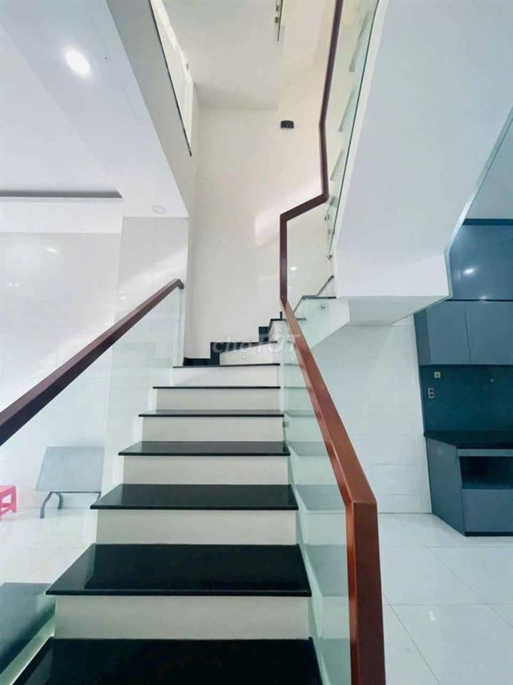 CHO THUÊ NHÀ HẺM 8M TÂN HƯƠNG 3 TẦNG SÂN THƯỢNG 4PN-5WC 