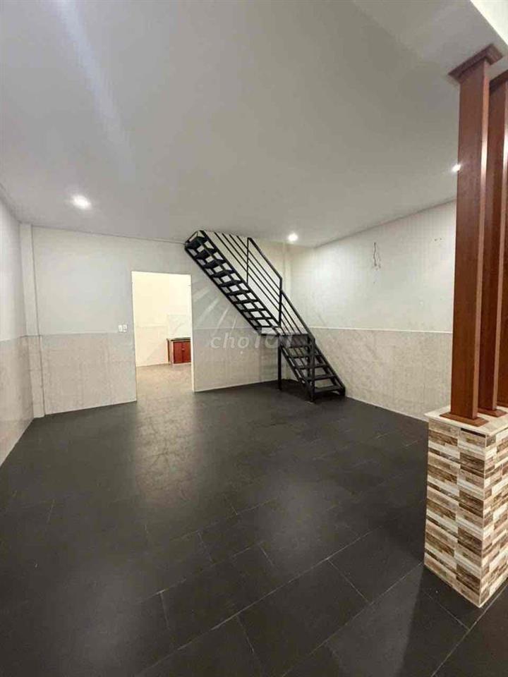 nhà 5x20m đúc lửng 2pn 2wc trệt trống suốt phù hợp làm may cắt