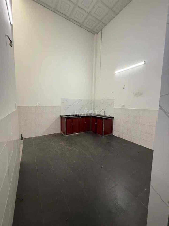 nhà 5x20m đúc lửng 2pn 2wc trệt trống suốt phù hợp làm may cắt