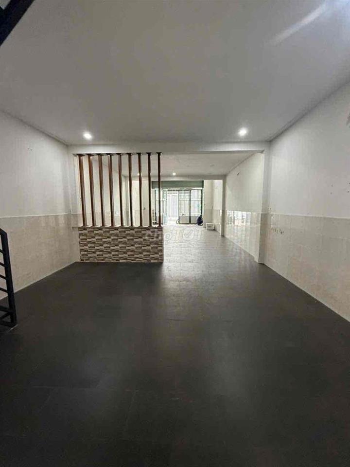 nhà 5x20m đúc lửng trệt trống suốt phù hợp làm may mặc,