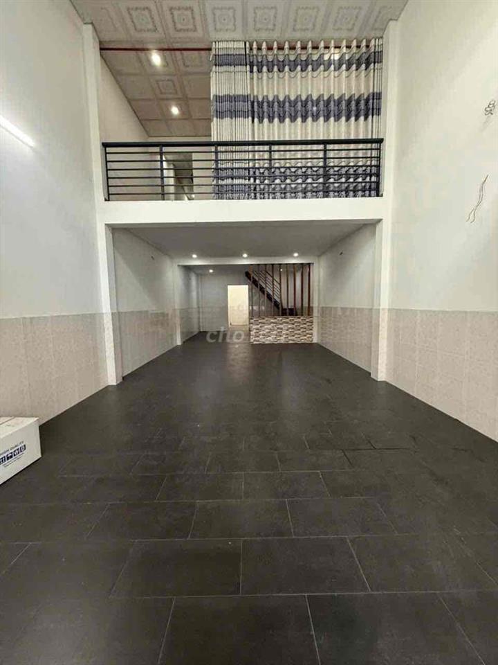 nhà 5x20m đúc lửng trệt trống suốt phù hợp làm may mặc,