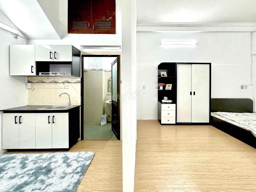 Ban công, tách bếp Tên Lửa rộng 40m2