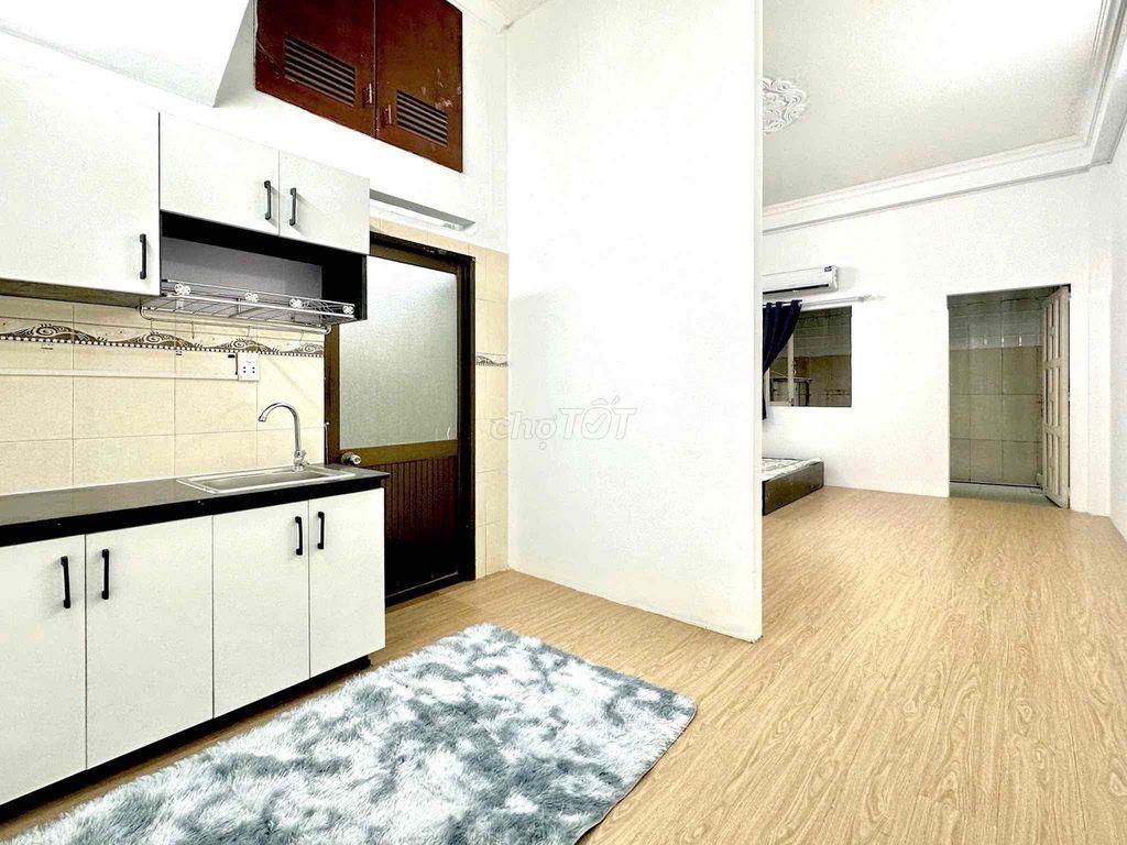 Ban công, tách bếp Tên Lửa rộng 40m2