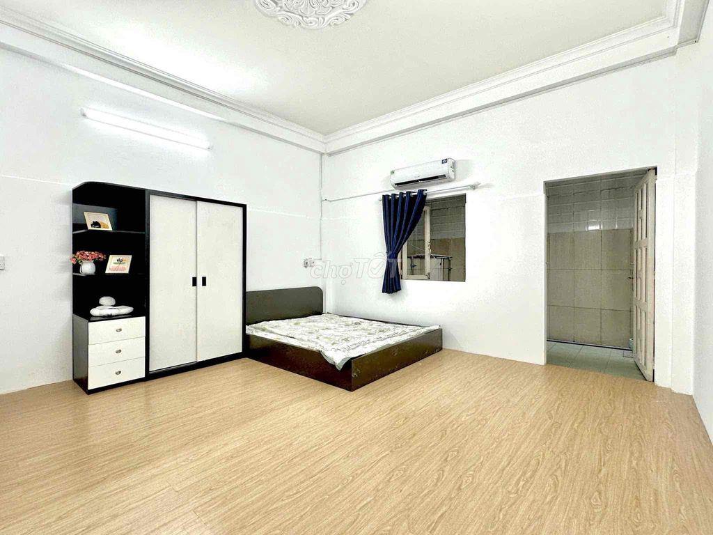 Ban công, tách bếp Tên Lửa rộng 40m2
